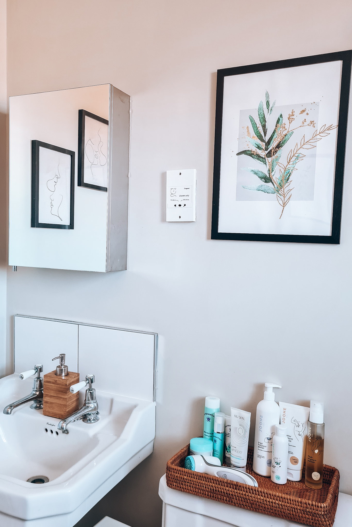 neutral bathroom decor